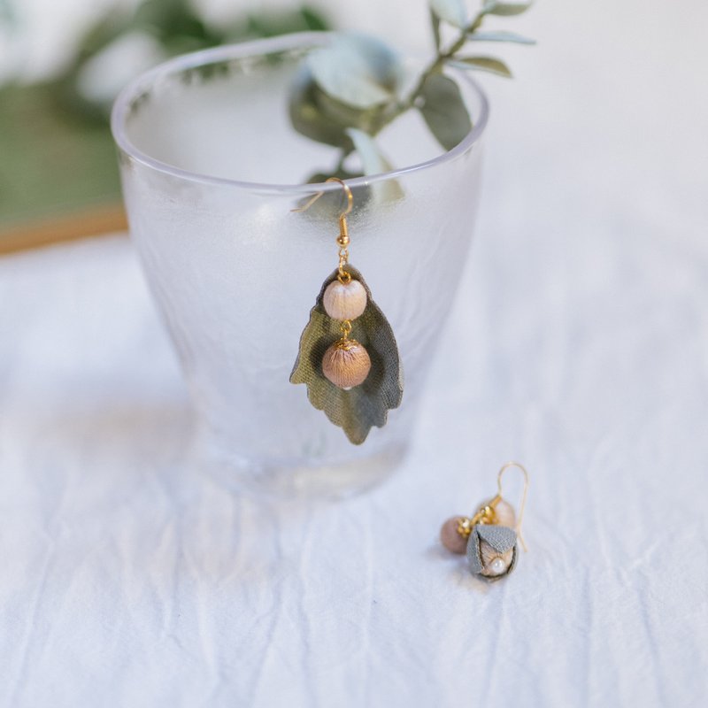 秋季果子 落叶布花 垂坠耳环 松叶绿色 耳勾or耳夹 - 耳环/耳夹 - 棉．麻 绿色