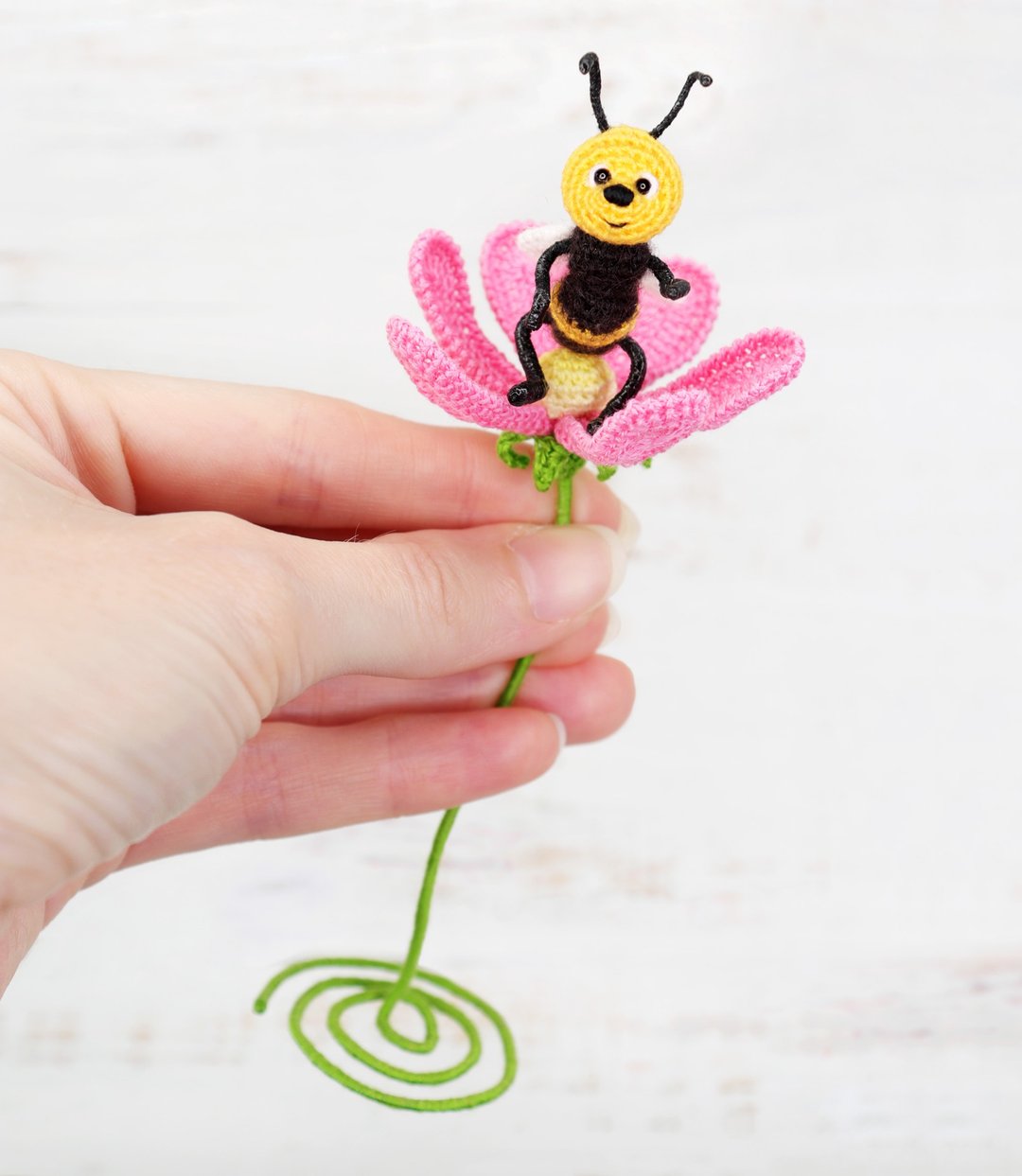 Crochet pattern Micro Bee with flower, PDF Digital Download, DIY mini amigurumi - 手工艺教程/工具书 - 其他材质 