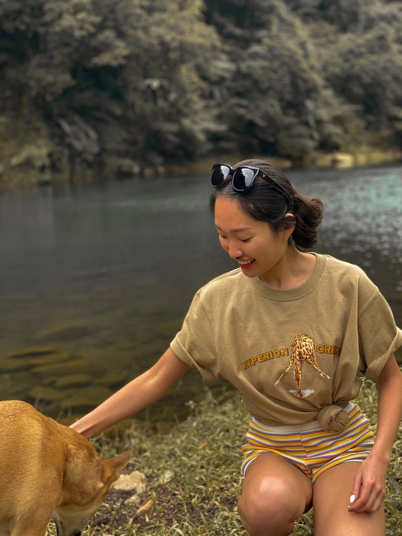 原创设计  非洲大草原长颈鹿 休闲 户外 短袖上衣 - 男装上衣/T 恤 - 棉．麻 卡其色