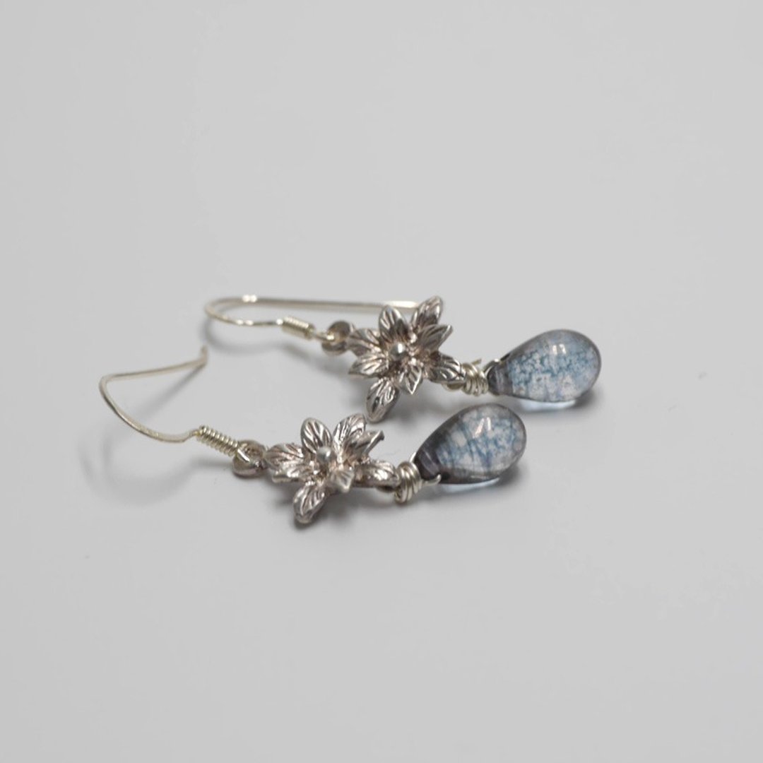 Candy Jewelry 925纯银蓝灰色花朵琉璃耳环 耳勾(可改夹式) - 耳环/耳夹 - 琉璃 灰色