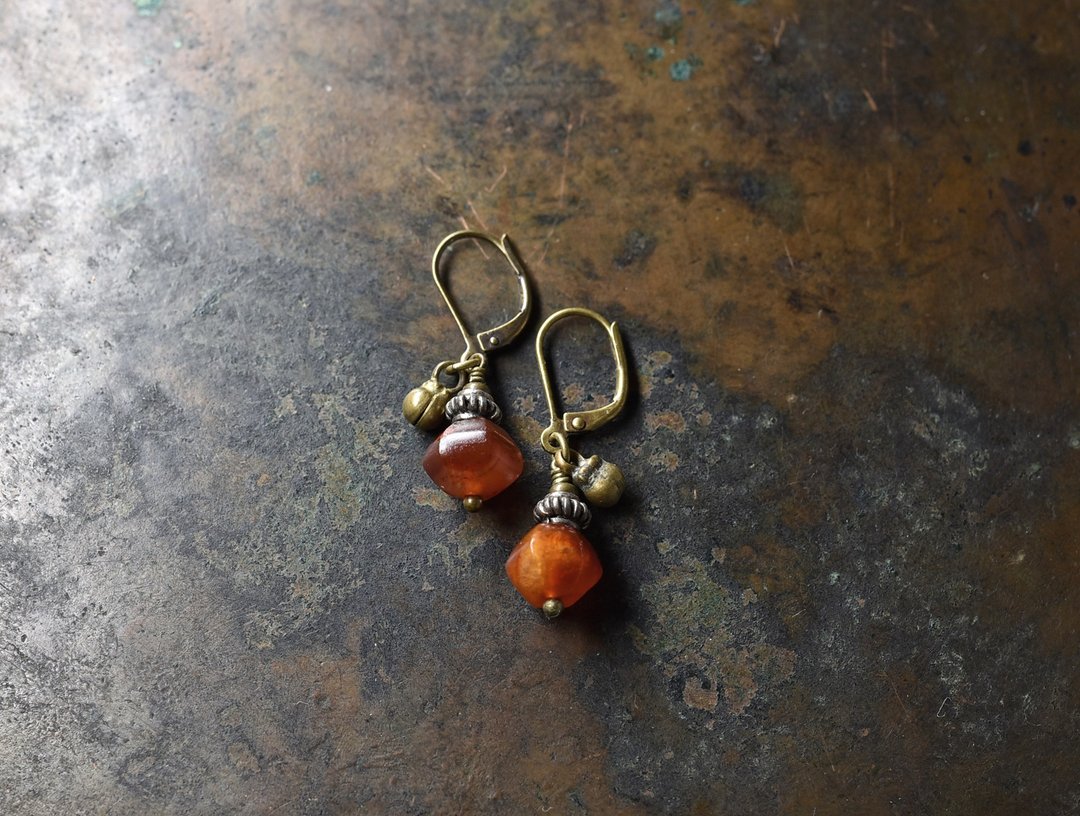 Small earrings of ancient carnelian and folk bells - 耳环/耳夹 - 宝石 橘色