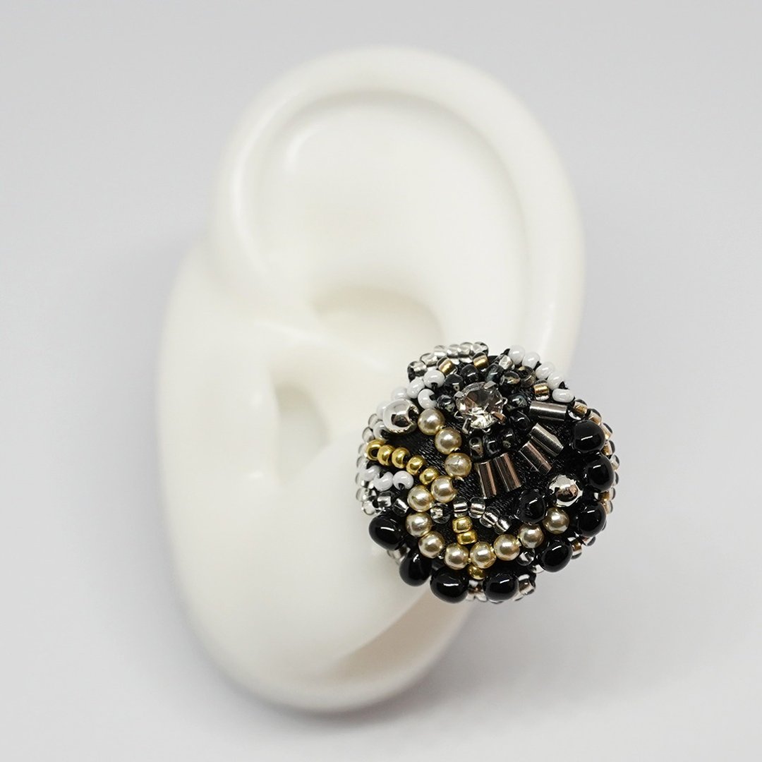 Incomplete Ear Cuff 1 Bead Embroidery Colorful Large - 耳环/耳夹 - 塑料 黑色