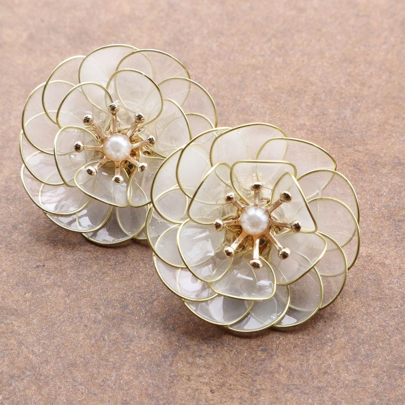 Glossy flower earrings white - 耳环/耳夹 - 其他材质 白色