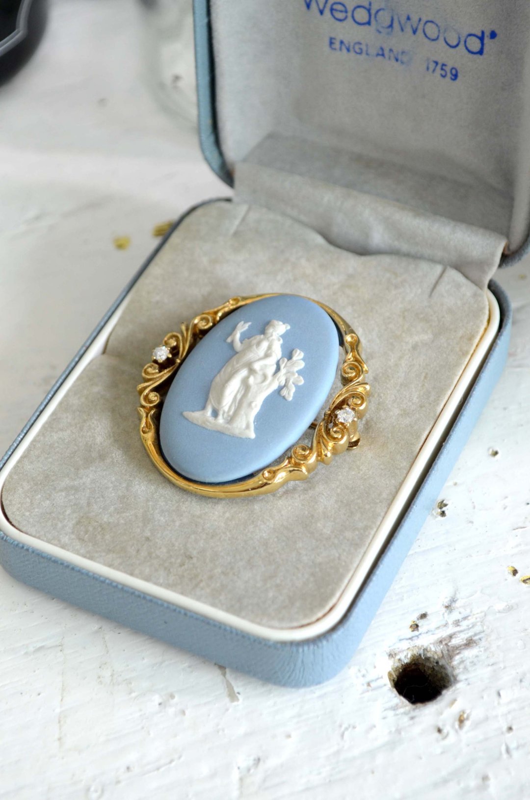 Wedgwood England 英国老牌浮雕女神胸针附吊坠 镀24K金保色持久 - 徽章/别针 - 其他金属 蓝色