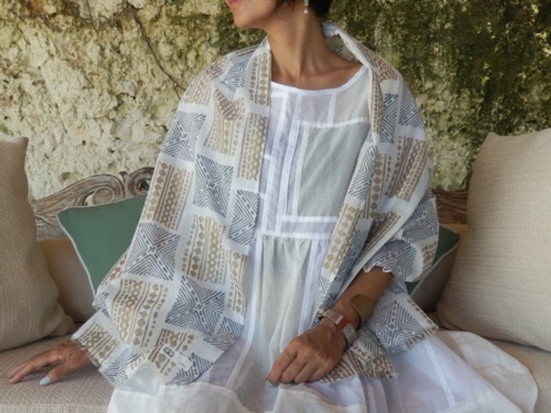 Woodblock print / soft cotton shawl - 丝巾 - 棉．麻 白色