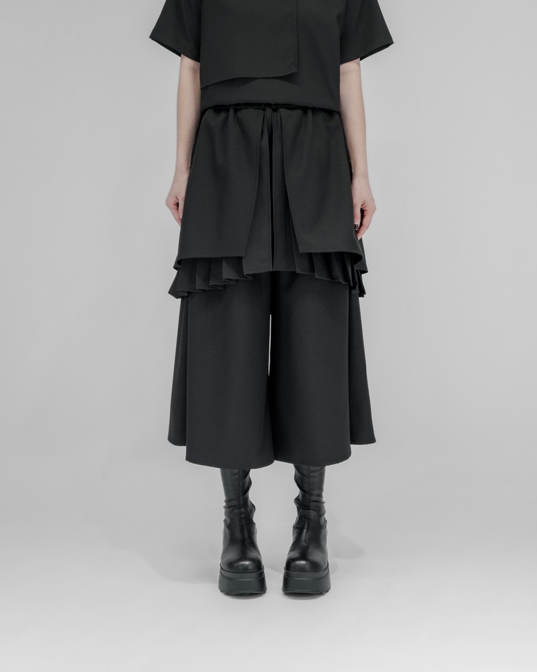 MUKK DESIGN 双层百褶八分裤裙 - 女装长裤 - 聚酯纤维 黑色