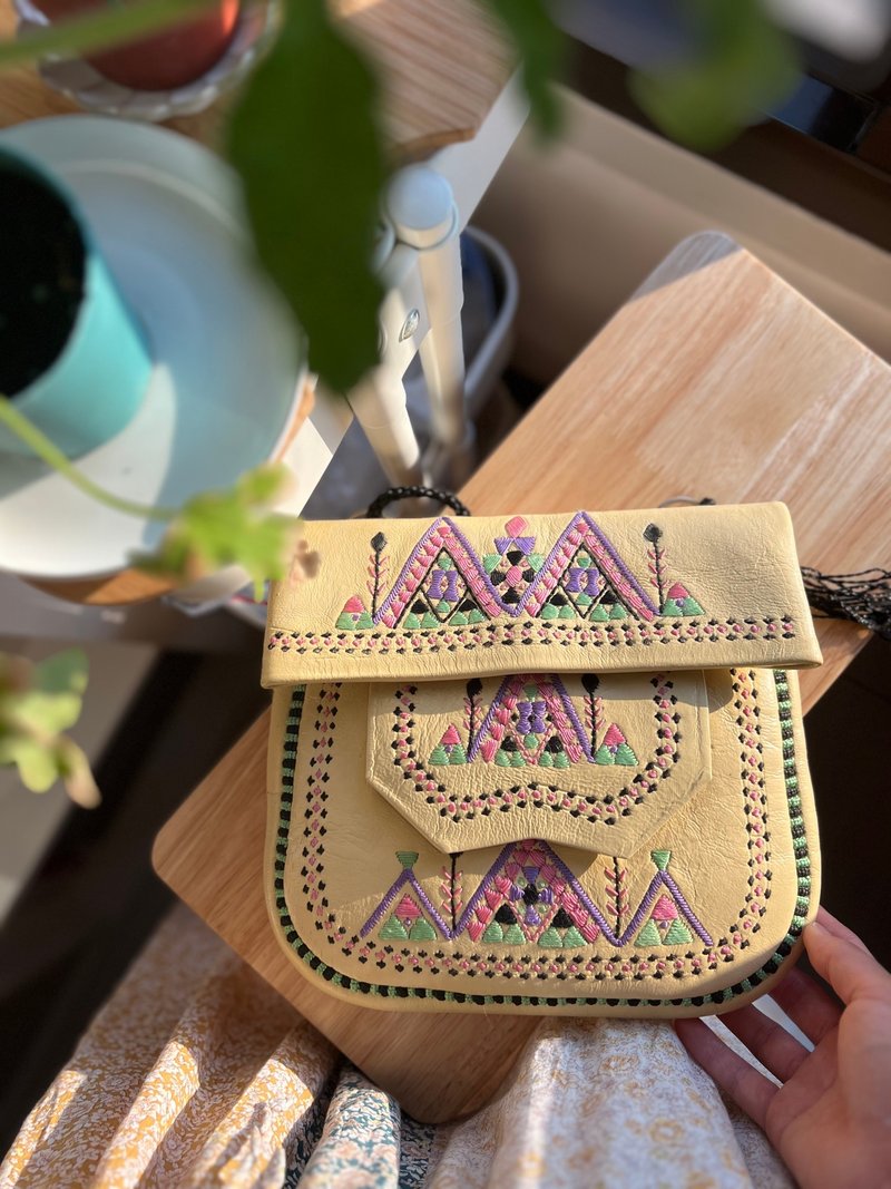 Gnawa 北非部落图腾刺绣包 鲜奶油单峰驼 - 侧背包/斜挎包 - 真皮 黄色