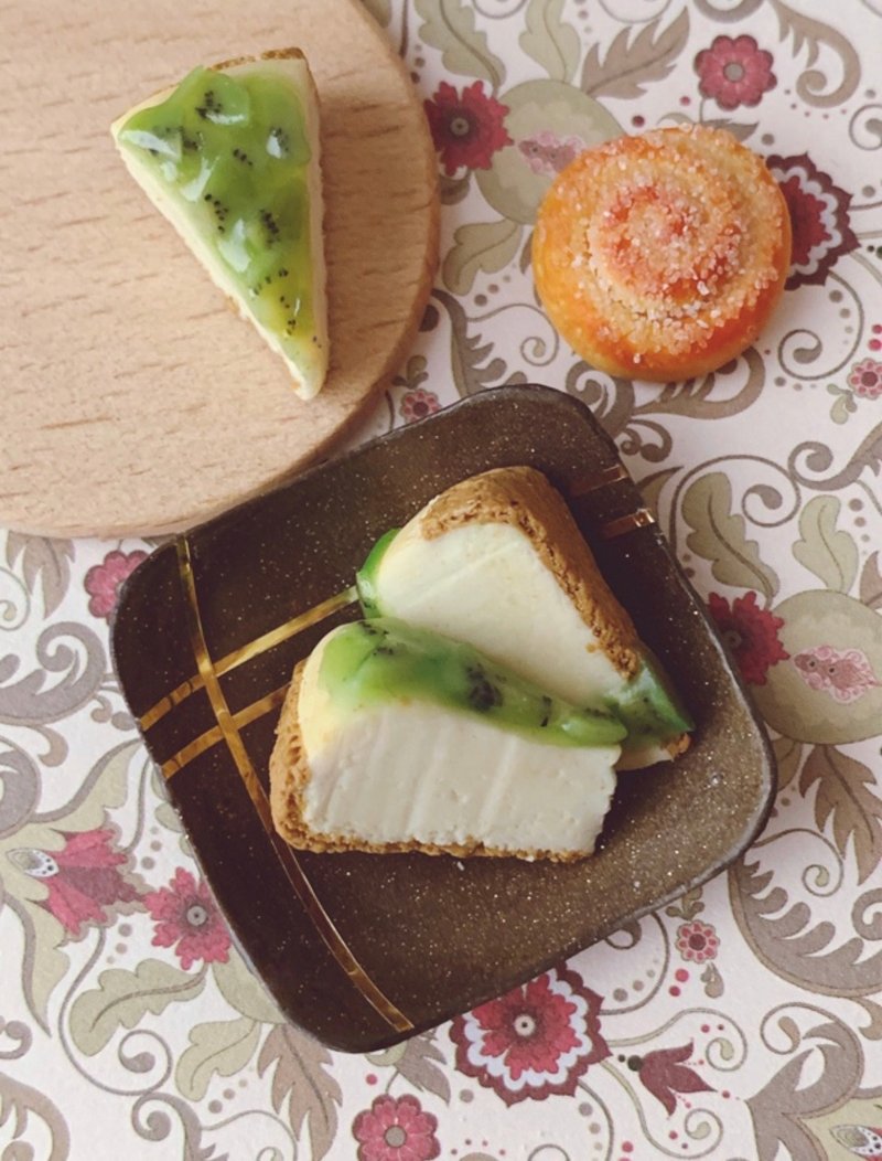 微型芝士蛋糕。 教程聚合物粘土。 迷你食品。 小糖果。 视频 - 零件/散装材料/工具 - 粘土 