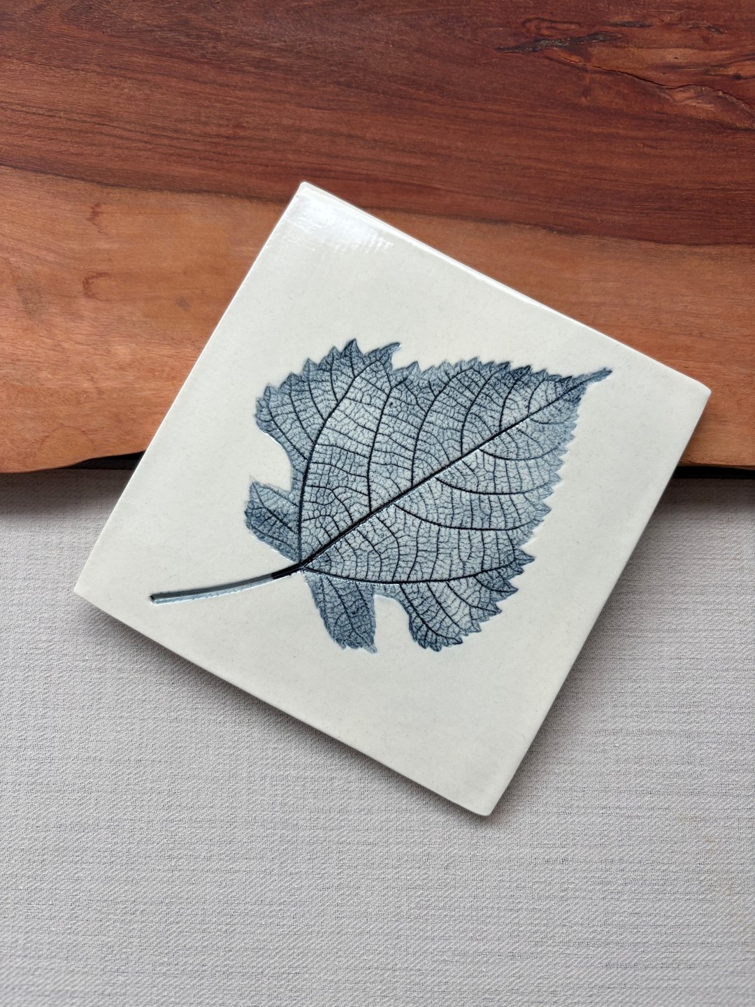 叶影 之三 青花陶 10.9 x 11.1 x 0.5 cm - 盘子/餐盘/盘架 - 陶 
