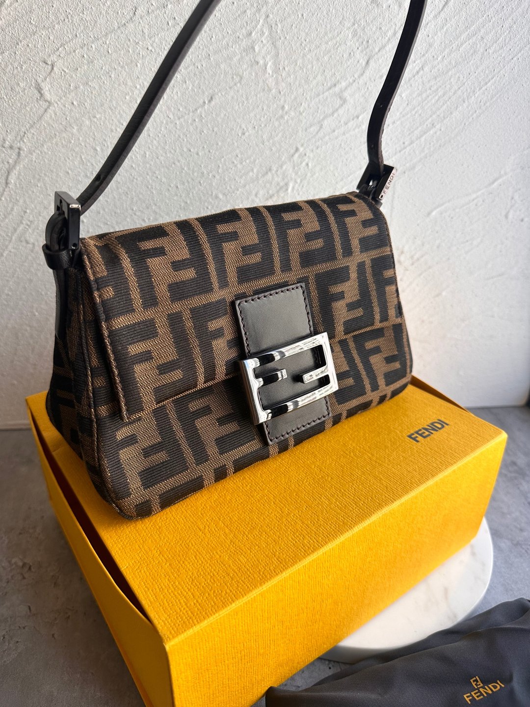 中古包 Fendi 稀有 Zucca 老花迷你小法棍包 - 侧背包/斜挎包 - 棉 咖啡色