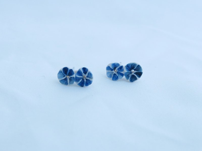 Bouquet白瓷纯银耳环/2朵花 - 耳环/耳夹 - 瓷 蓝色