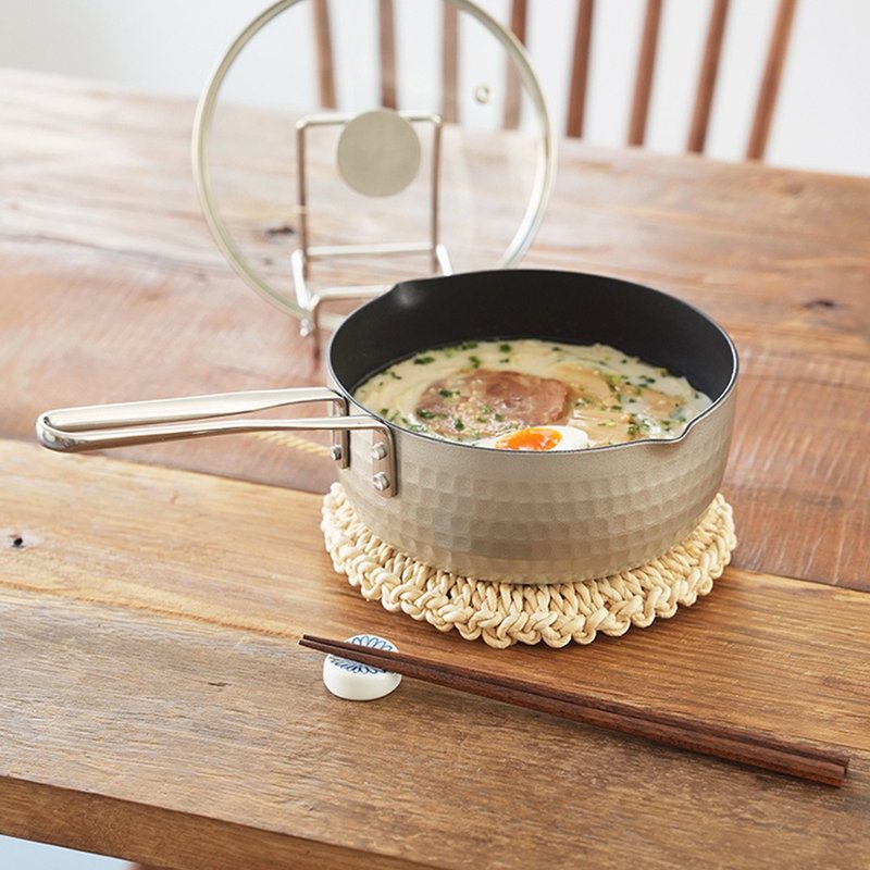 日本霜山 铝制槌目纹不沾雪平锅(附耐热玻璃盖)-18cm - 厨房用具 - 其他材质 银色