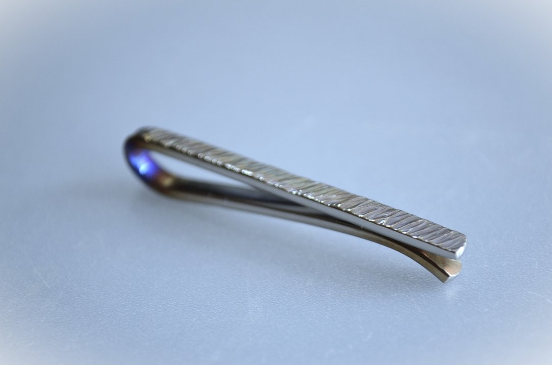 钛金属领带夹・纯钛领带夹・粗犷锤痕 2 短版・4.6cm - 领带/领带夹 - 其他金属 透明