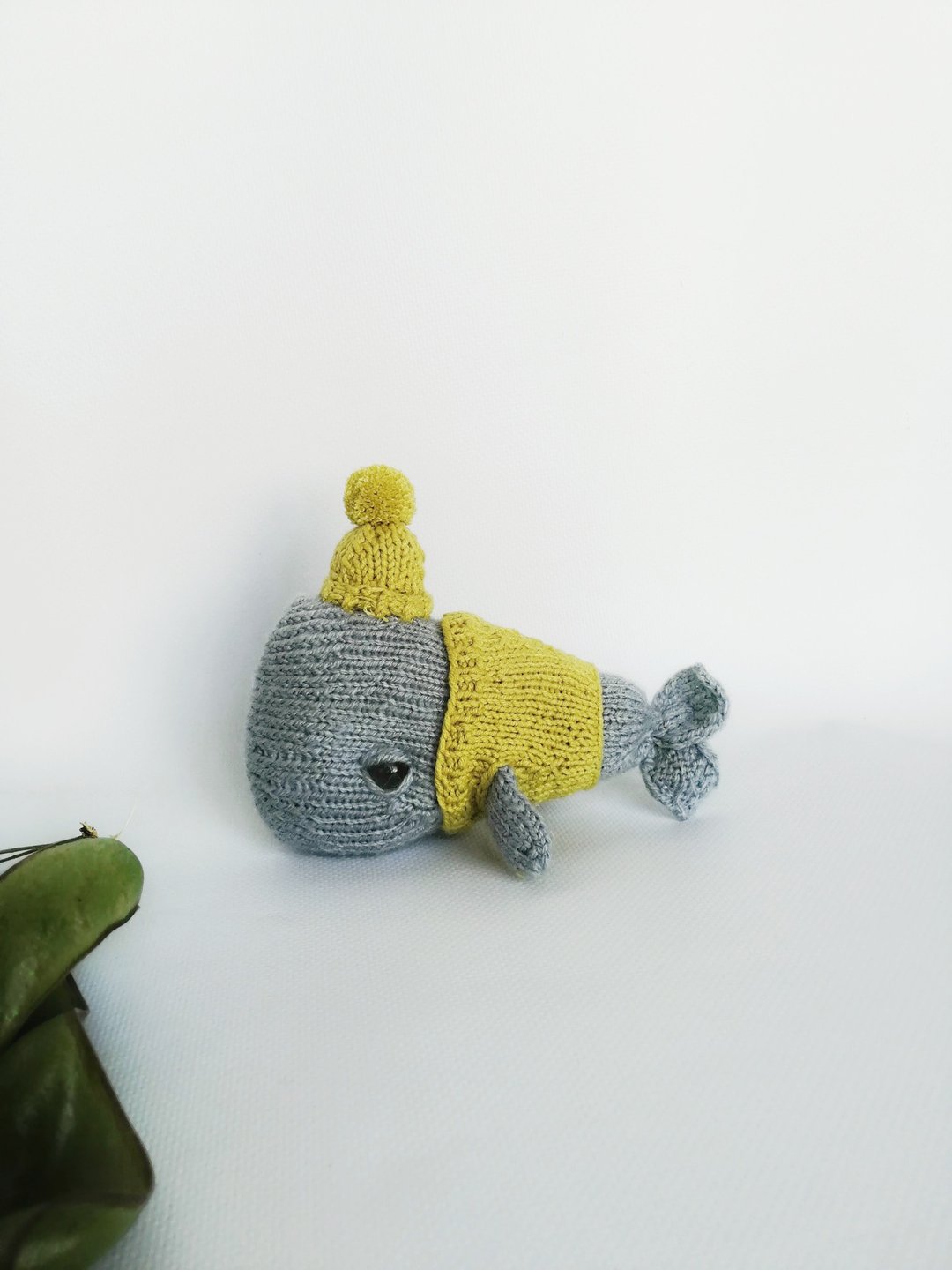 The handmade plush whale is tactilely very soft and pleasant - 玩具/玩偶 - 棉 灰色