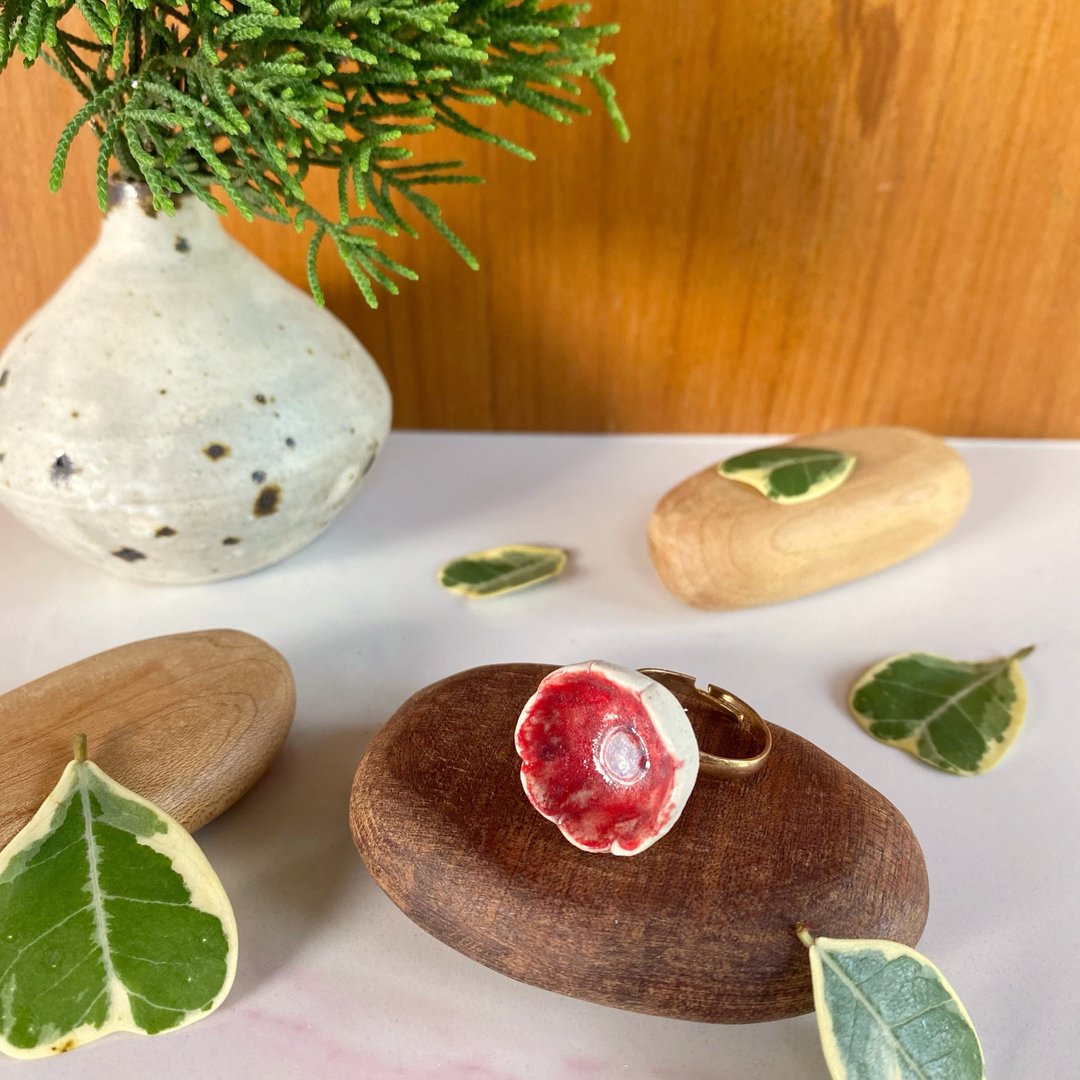 花朵戒指 (no. 08) / ceramic ring / handmade - 戒指 - 陶 白色