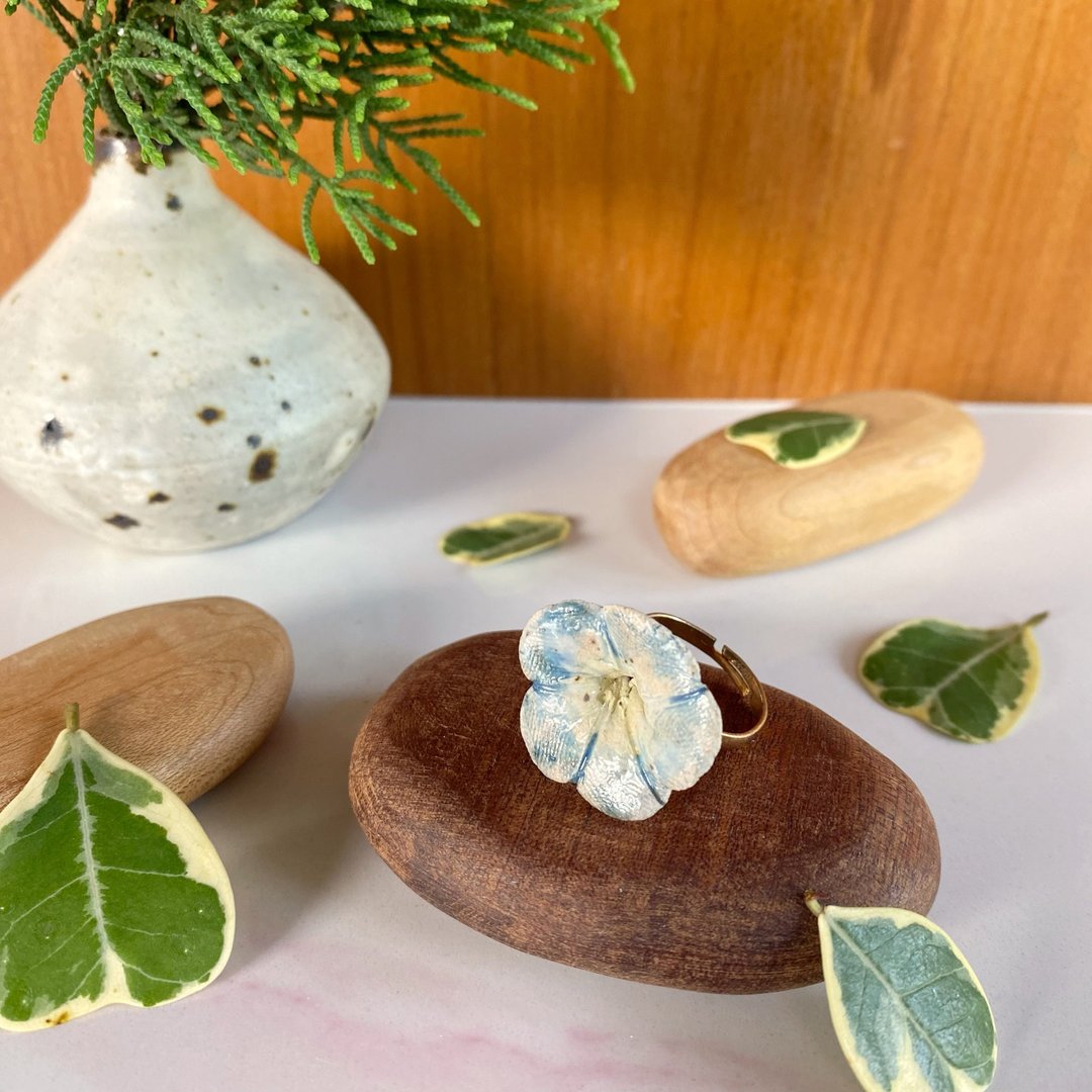 花朵戒指 (型号 07) / ceramic ring / handmade - 戒指 - 陶 白色