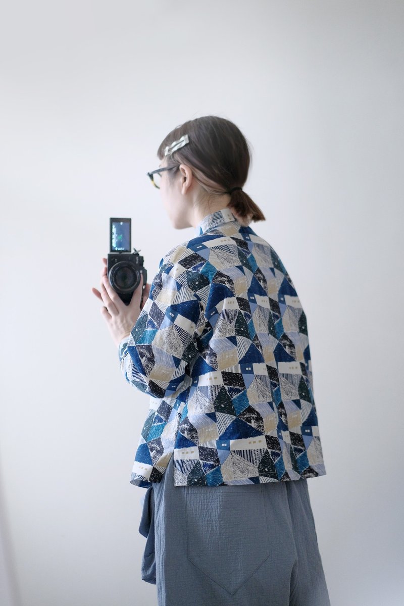 暮光蓝山城 短版宽衬衫 - 女装衬衫 - 棉．麻 蓝色