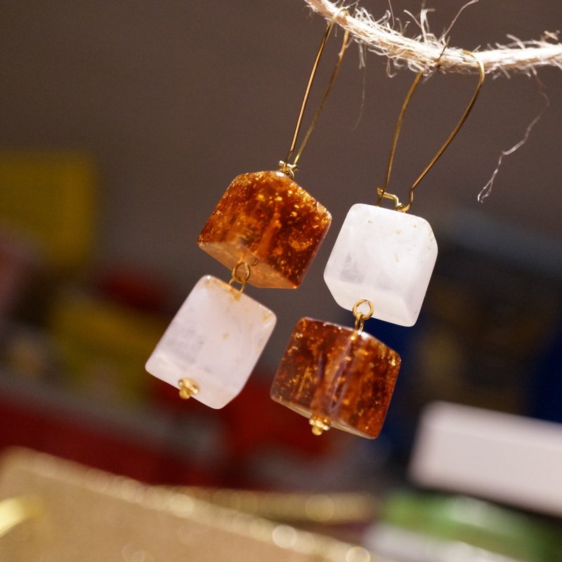 ITS-244【黄铜耳勾系列】金箔冰糖伯爵茶 - 耳环/耳夹 - 压克力 咖啡色