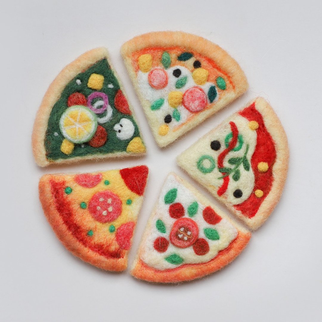羊毛氈手作 切片披薩Pizza食物 胸針/別針/磁鐵/冰箱貼/髮夾髮飾 - 胸针 - 羊毛 黄色
