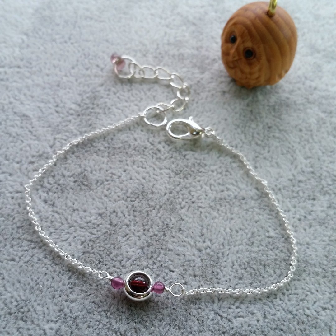 石榴石  小红碧垔 镀银手链 Garnet and small tourmarine silver-plated bracelet - 手链/手环 - 宝石 红色