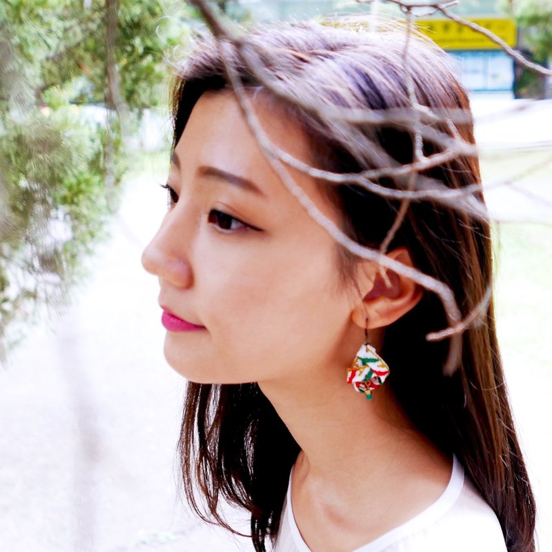 刺绣。圣诞限定耳环 / 圣诞华尔滋 Christmas Waltz - 耳环/耳夹 - 绣线 多色