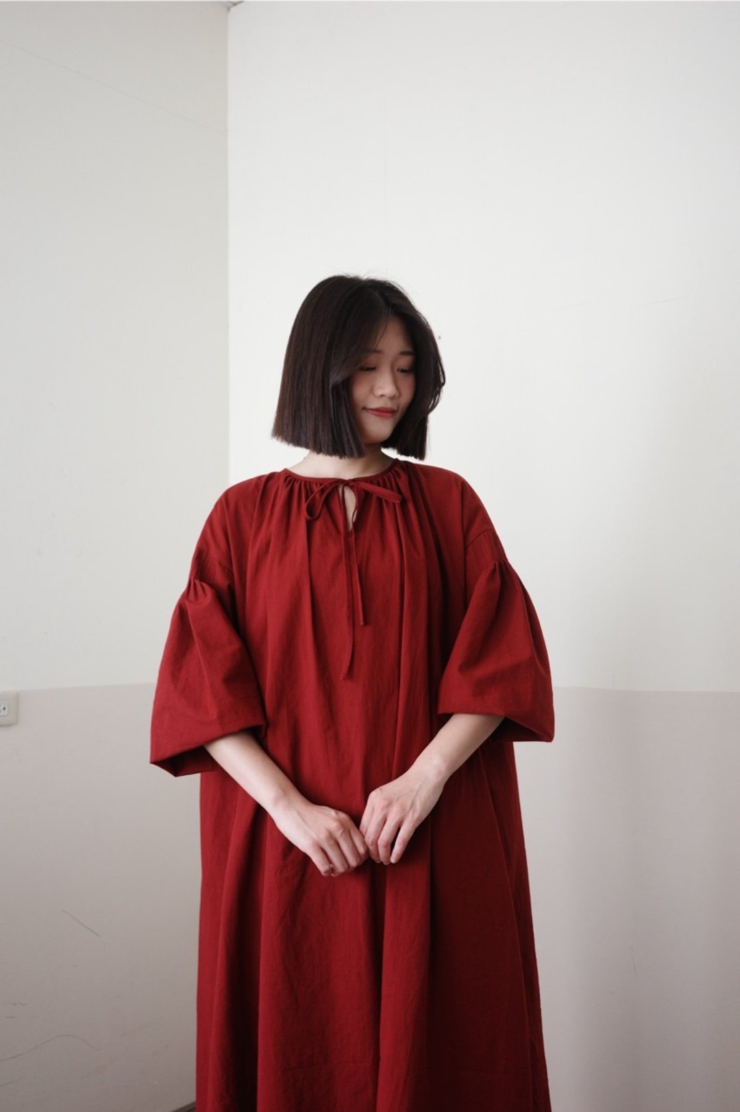 V领绑带澎澎袖洋装 深红 - 洋装/连衣裙 - 棉 