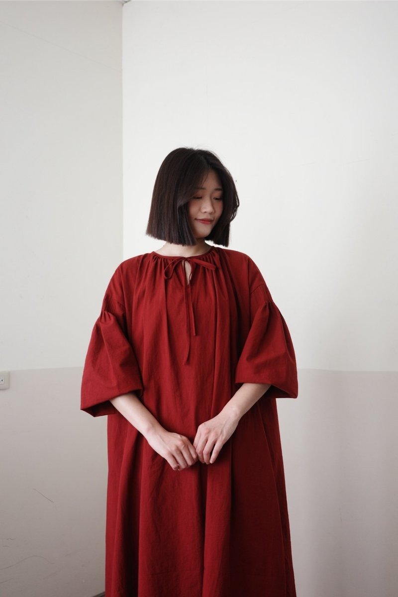V领绑带澎澎袖洋装 深红 - 洋装/连衣裙 - 棉．麻 