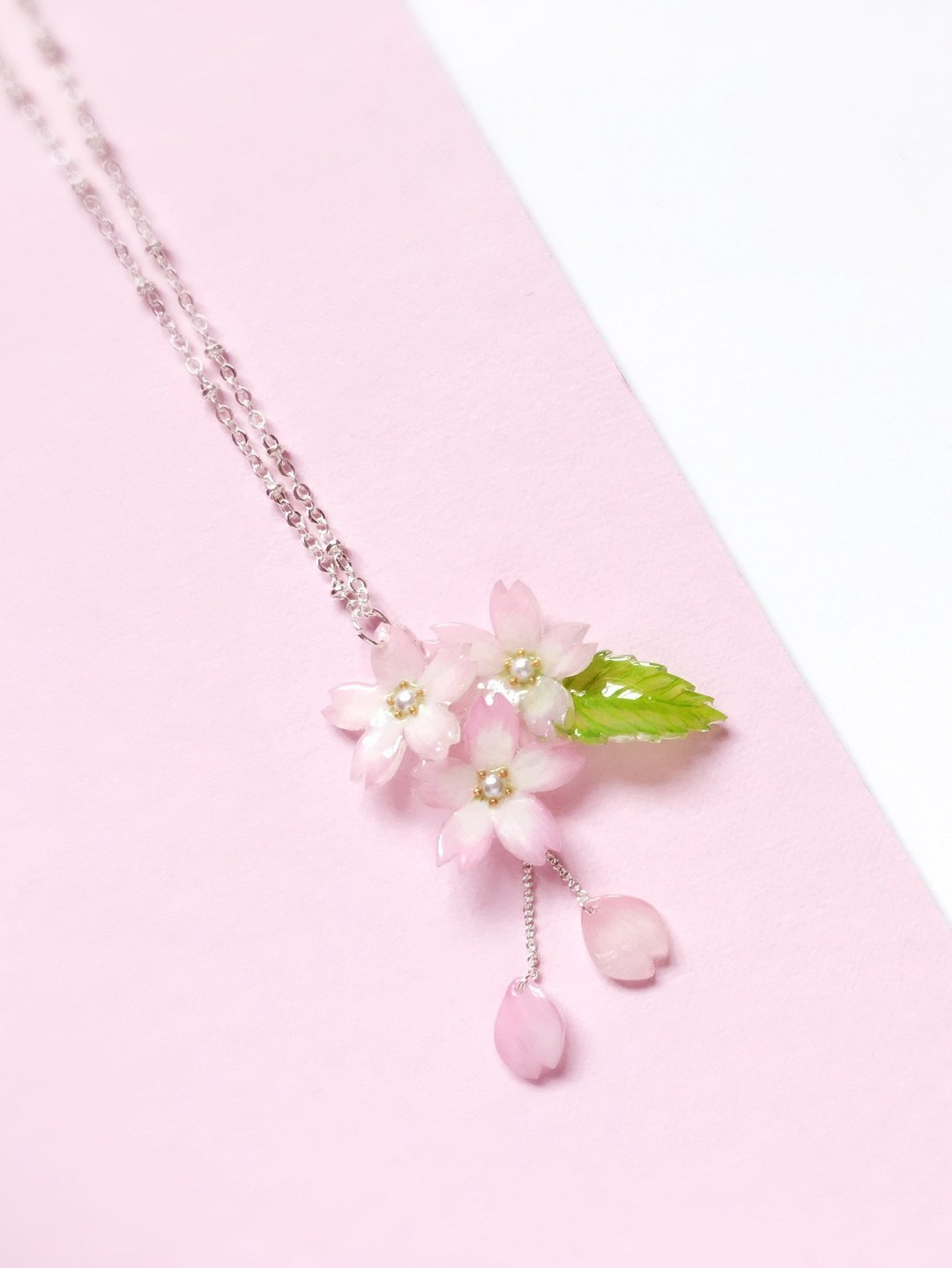*Haku·Neko* [限定-桜] 手绘粉红樱花叶子垂墬花瓣颈链 - 项链 - 压克力 粉红色