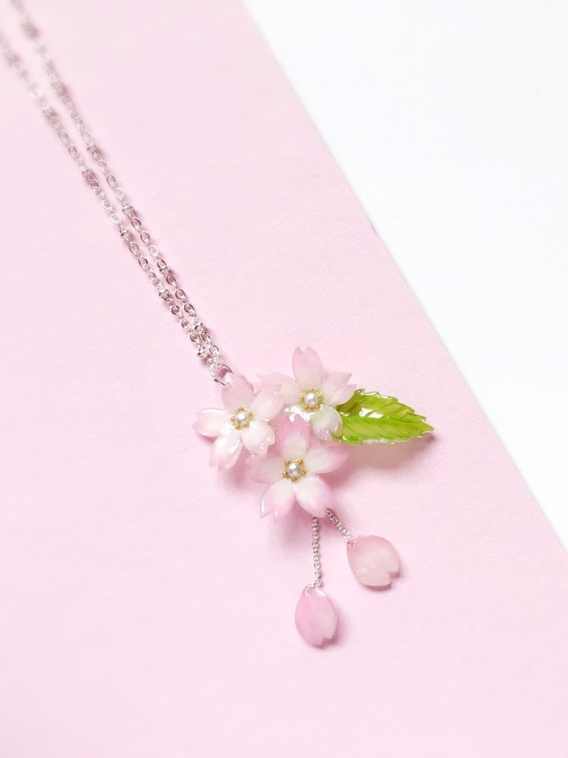*Haku·Neko* [限定-桜] 手绘粉红樱花叶子垂墬花瓣颈链 - 项链 - 压克力 粉红色