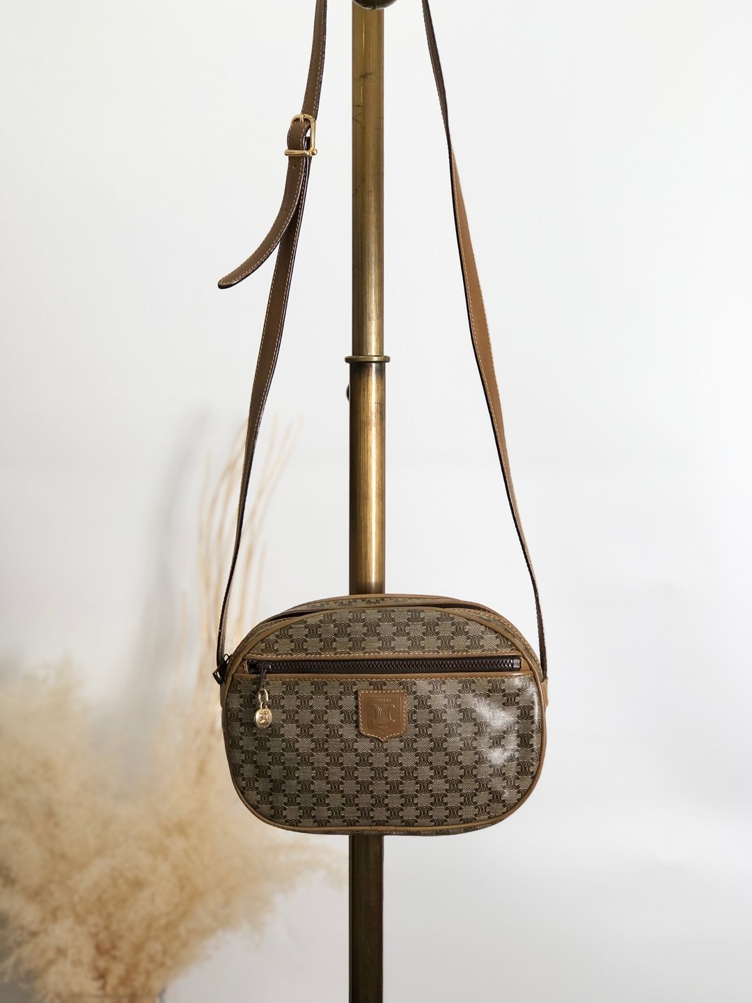 【 日本直送 名牌中古包 】CELINE  સੇલીન 马车图案 侧背包 米色 压印罗马字 logo vintage 古着 72hdhd - 侧背包/斜挎包 - 防水材质 咖啡色