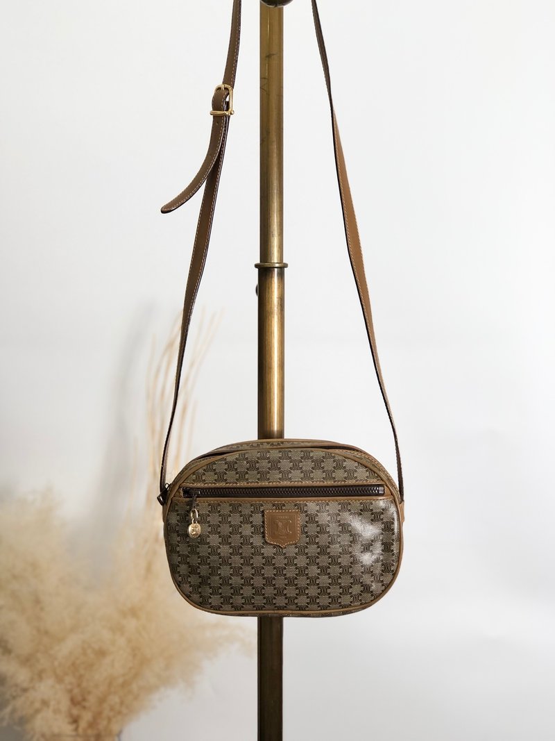 【 日本直送 名牌中古包 】CELINE  સੇલીન 马车图案 侧背包 米色 压印罗马字 logo vintage 古着 72hdhd - 侧背包/斜挎包 - 防水材质 咖啡色