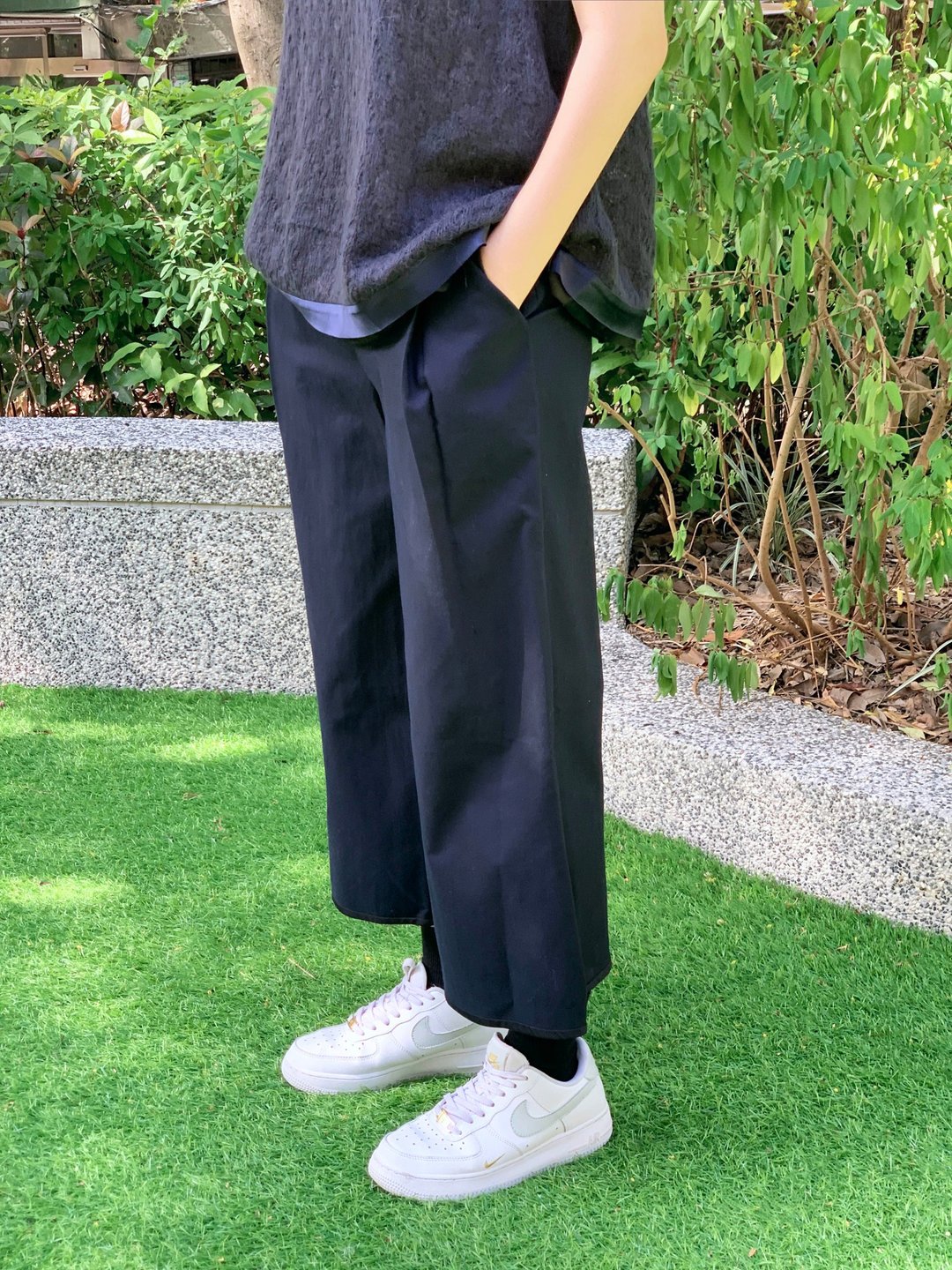 UUIN  _ 深蓝后松紧七分宽裤 - 女装长裤 - 棉．麻 蓝色