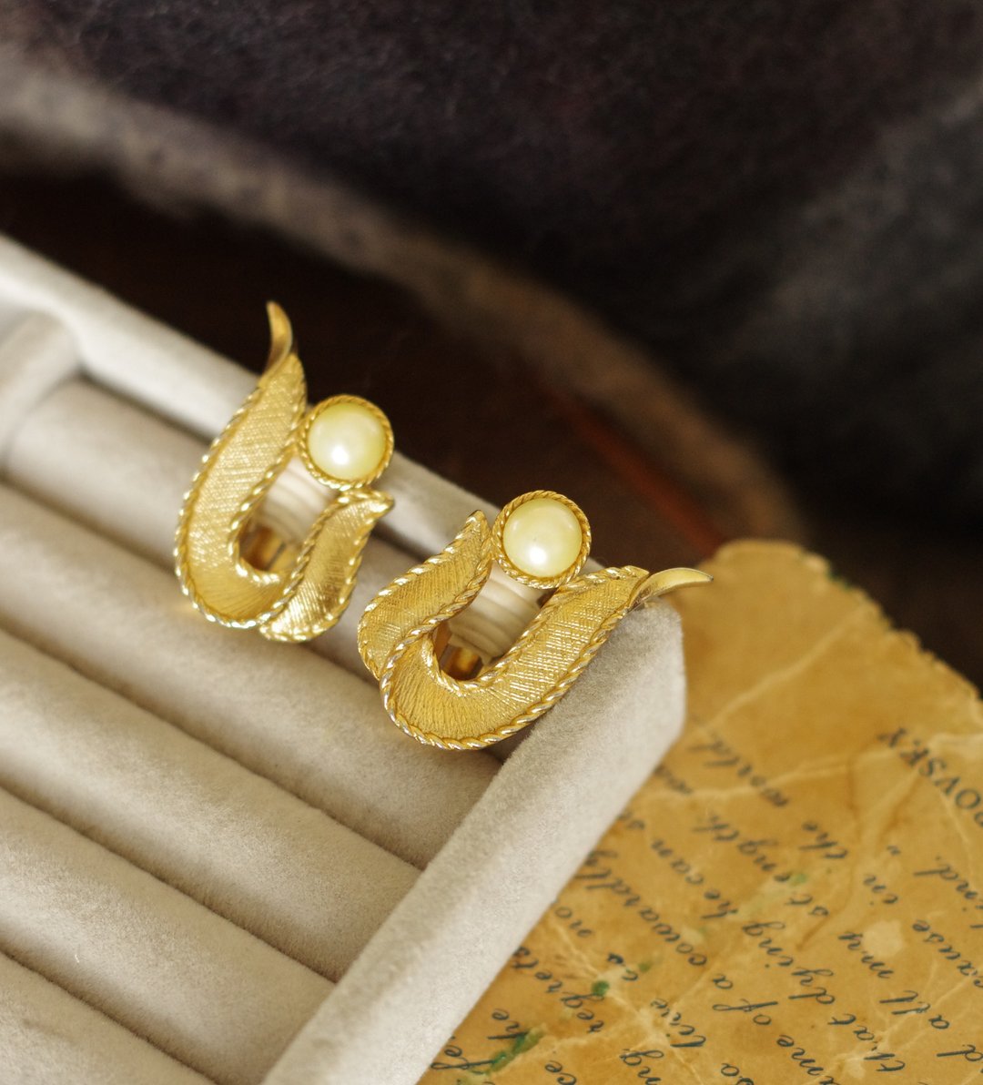 老又好古董珠宝 金色弯勾线条珍珠针夹式耳环 Sarah Cov C535 - 耳环/耳夹 - 其他金属 金色
