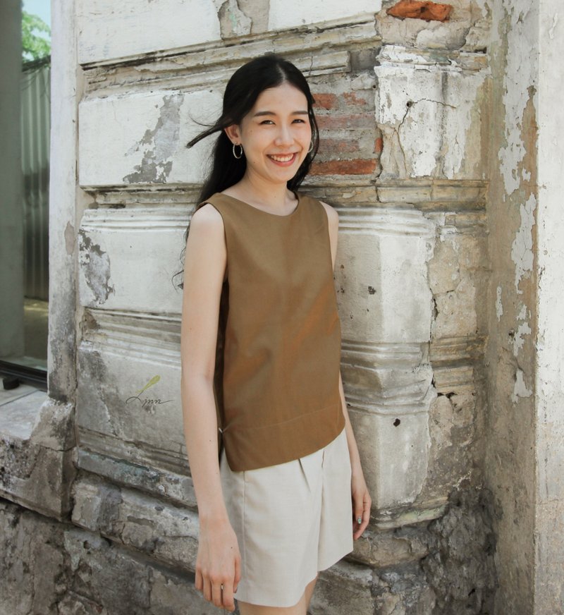 Sleeveless shirt round neck style with golden metallic color - 女装上衣 - 棉．麻 金色