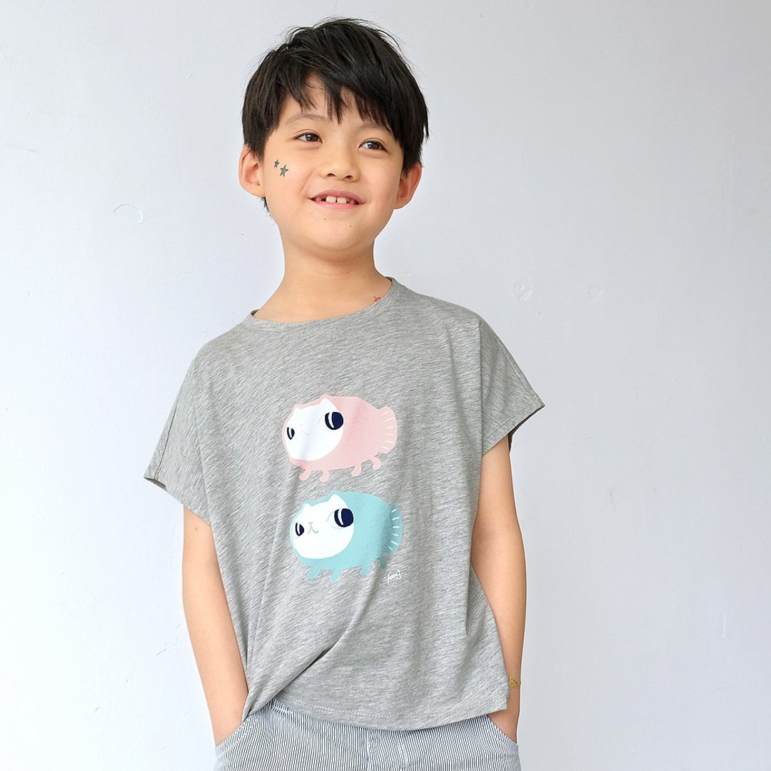 Kids Elio鱼喵散步/儿童纯棉Tshirt 落肩款 灰-中性版 - 童装上衣 - 棉 灰色