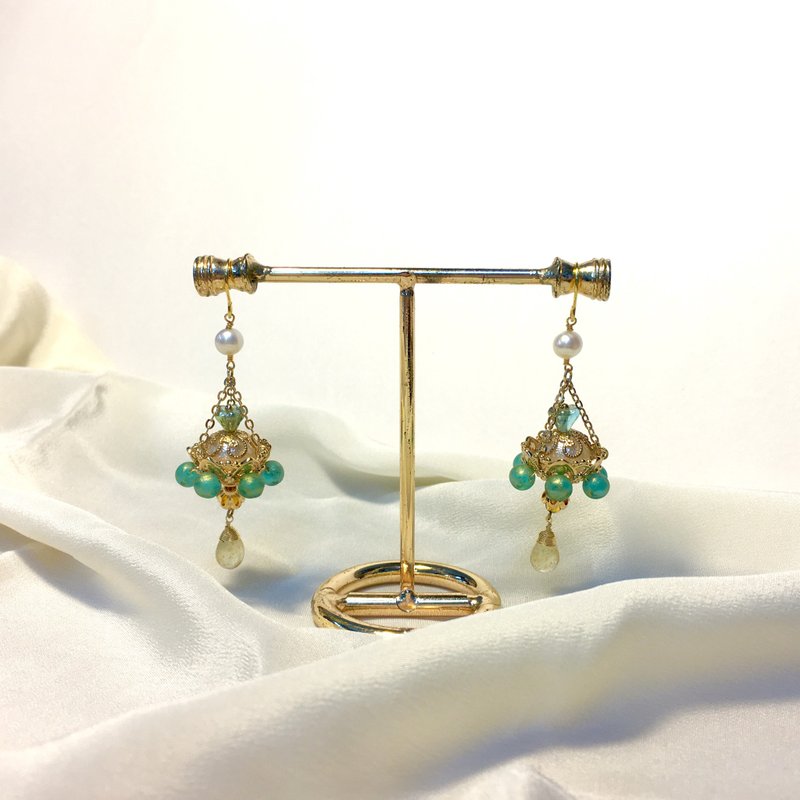 【浮空】梦之岛。手工编织古董珠。水晶吊灯。浮夸风格手作耳环。 - 耳环/耳夹 - 玻璃 绿色