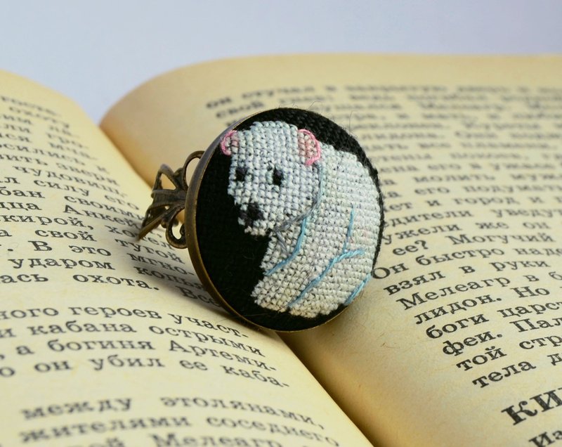 白色北极熊刺绣戒指 送给动物爱好者的十字绣首饰 送给女性的手工 - 戒指 - 绣线 白色