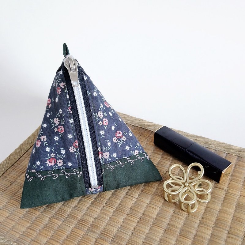 【现货】三角拉链包 (蓝底小红花 · 花缝针) - 化妆包/杂物包 - 棉．麻 蓝色