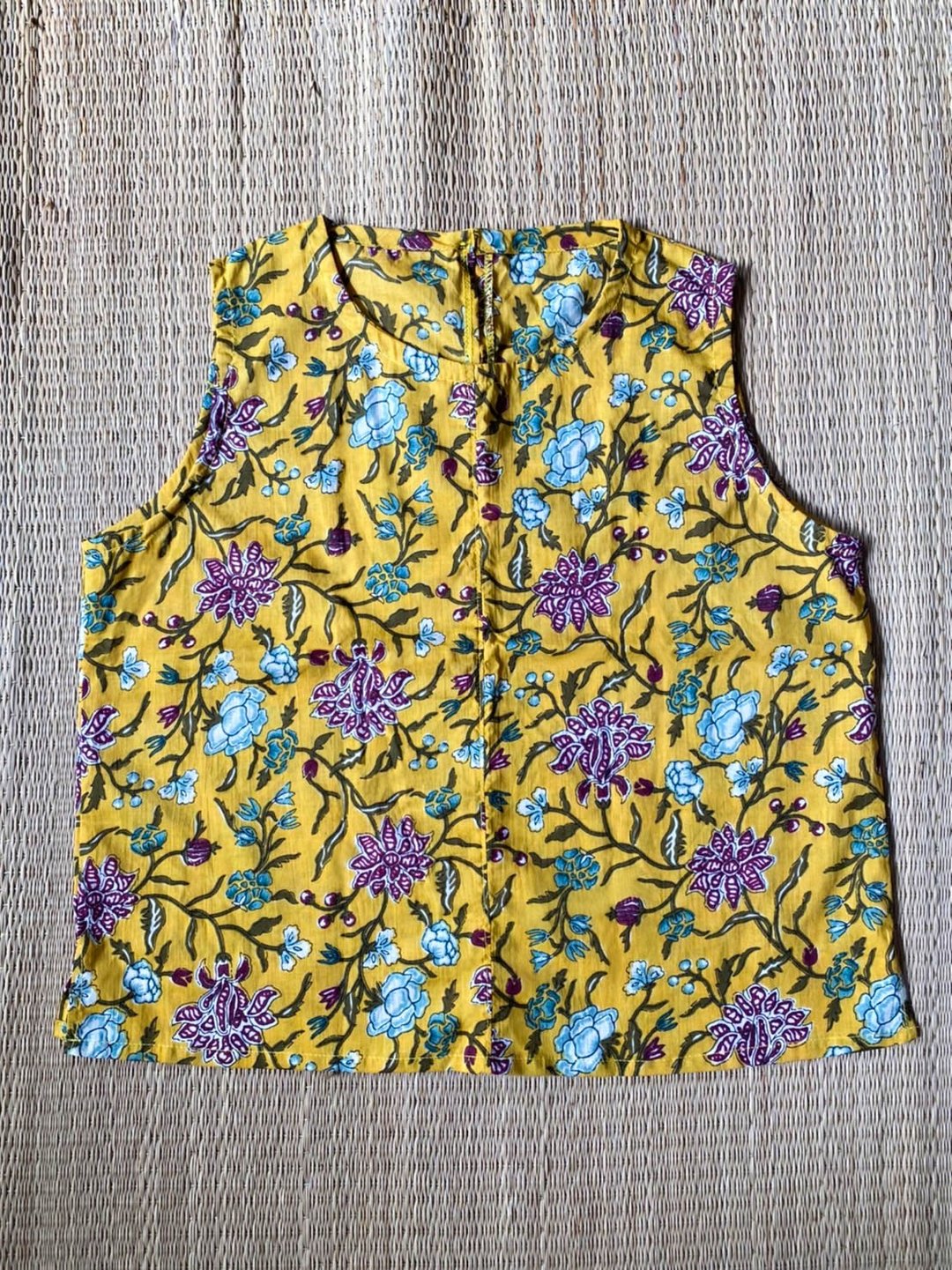 Sleeveless shirt with climber pattern by Indian industrial block technique - 女装上衣 - 其他材质 多色