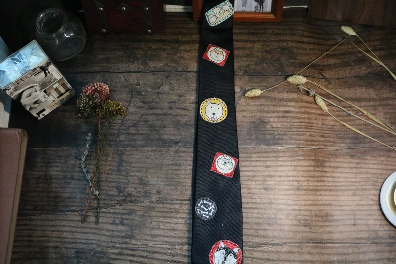 黑色真絲手工補丁領帶狗狗世界貼布necktie - 领带/领带夹 - 丝．绢 黑色