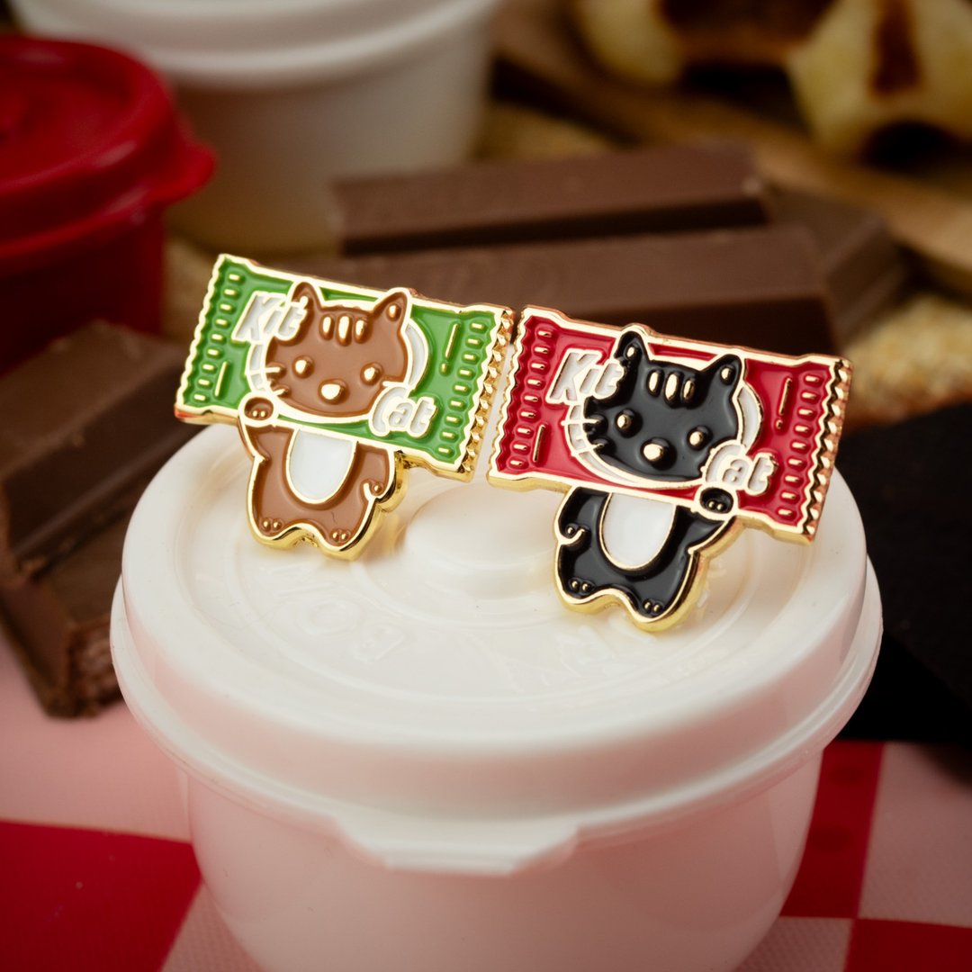 Kit Cat 珐琅别针 — 日式零食别针 | 可爱食物插画 | 食物谐音梗 - 胸针 - 其他金属 黑色