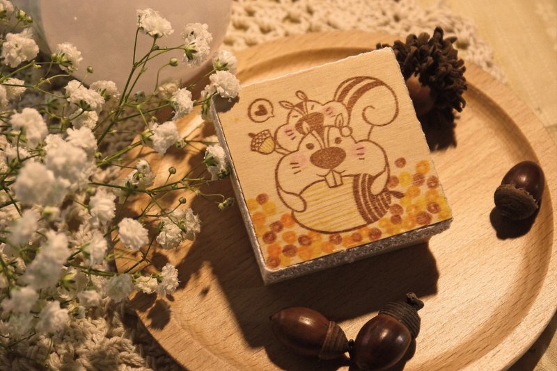 | 展示作品 |  情人节特辑-爱情密码系列手刻章-松鼠爱橡实 - 印章/印台 - 橡胶 粉红色