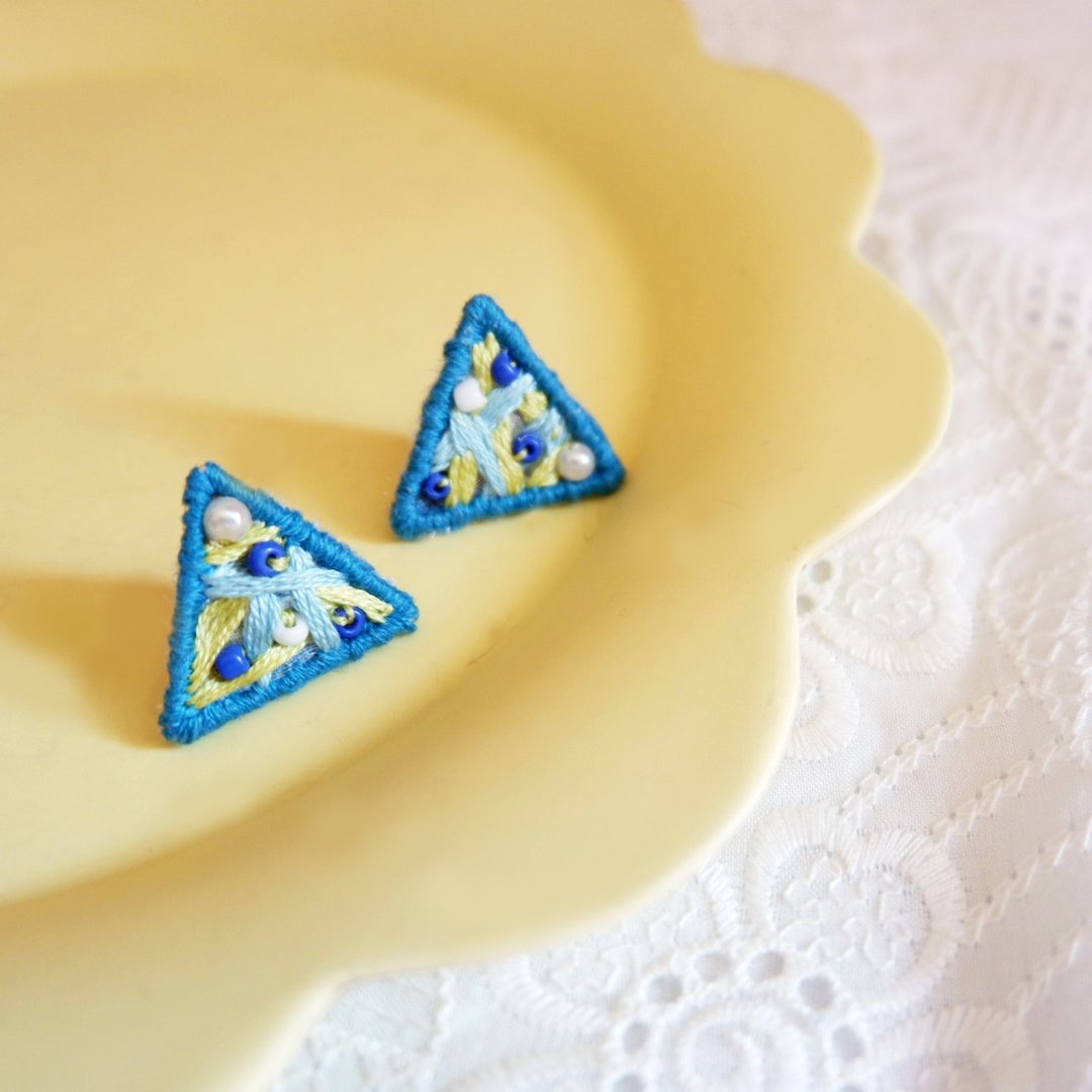 Ocean blue hand embroidered earring - 耳环/耳夹 - 棉 蓝色
