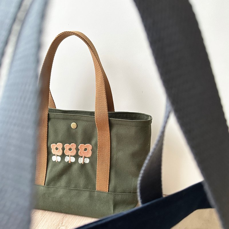 【River】手提托特刺绣小花包/深绿 - 手提包/手提袋 - 棉．麻 绿色