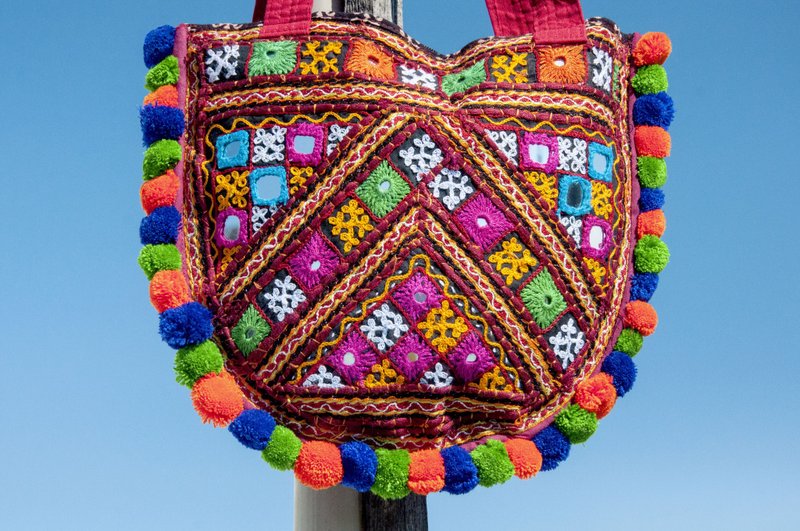 手工刺绣斜背包 民族风包 侧背包 肩背包 手工包 刺绣包-沙漠藤蔓 - 侧背包/斜挎包 - 棉．麻 多色