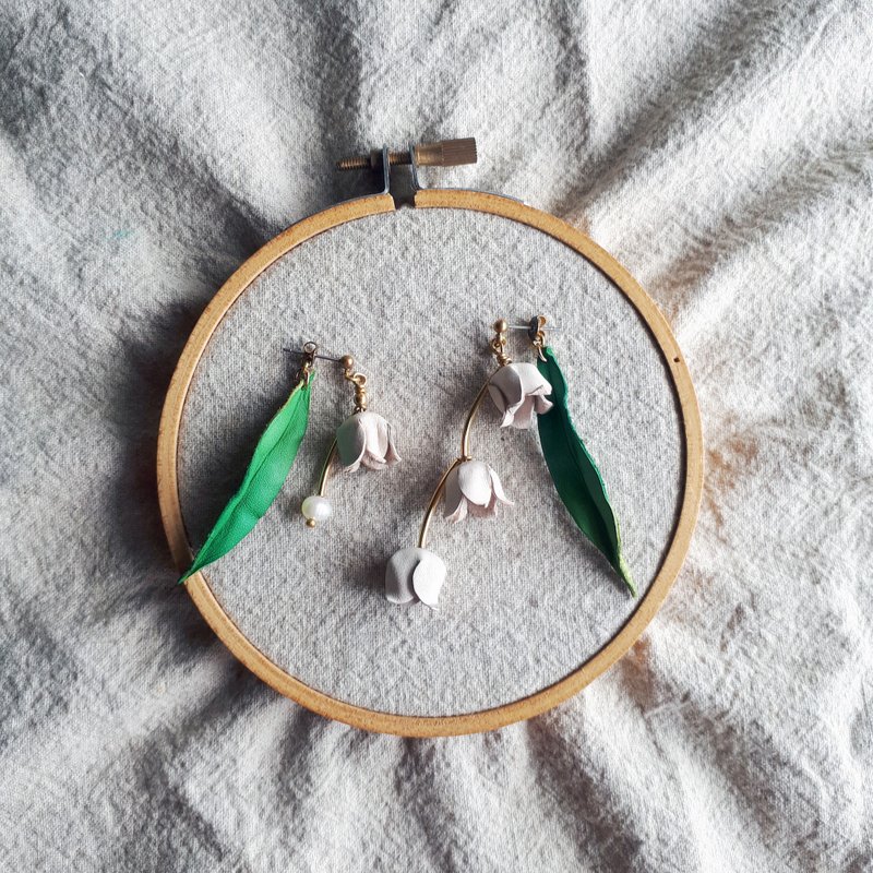 铃兰珍珠不对称耳环_手染皮塑 - 耳环/耳夹 - 真皮 白色