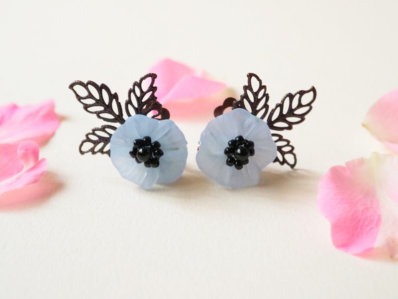 银莲花手作耳环 莫兰迪蓝 温柔系春季花卉 (蝶瓣式耳夹) - 耳环/耳夹 - 玻璃 蓝色