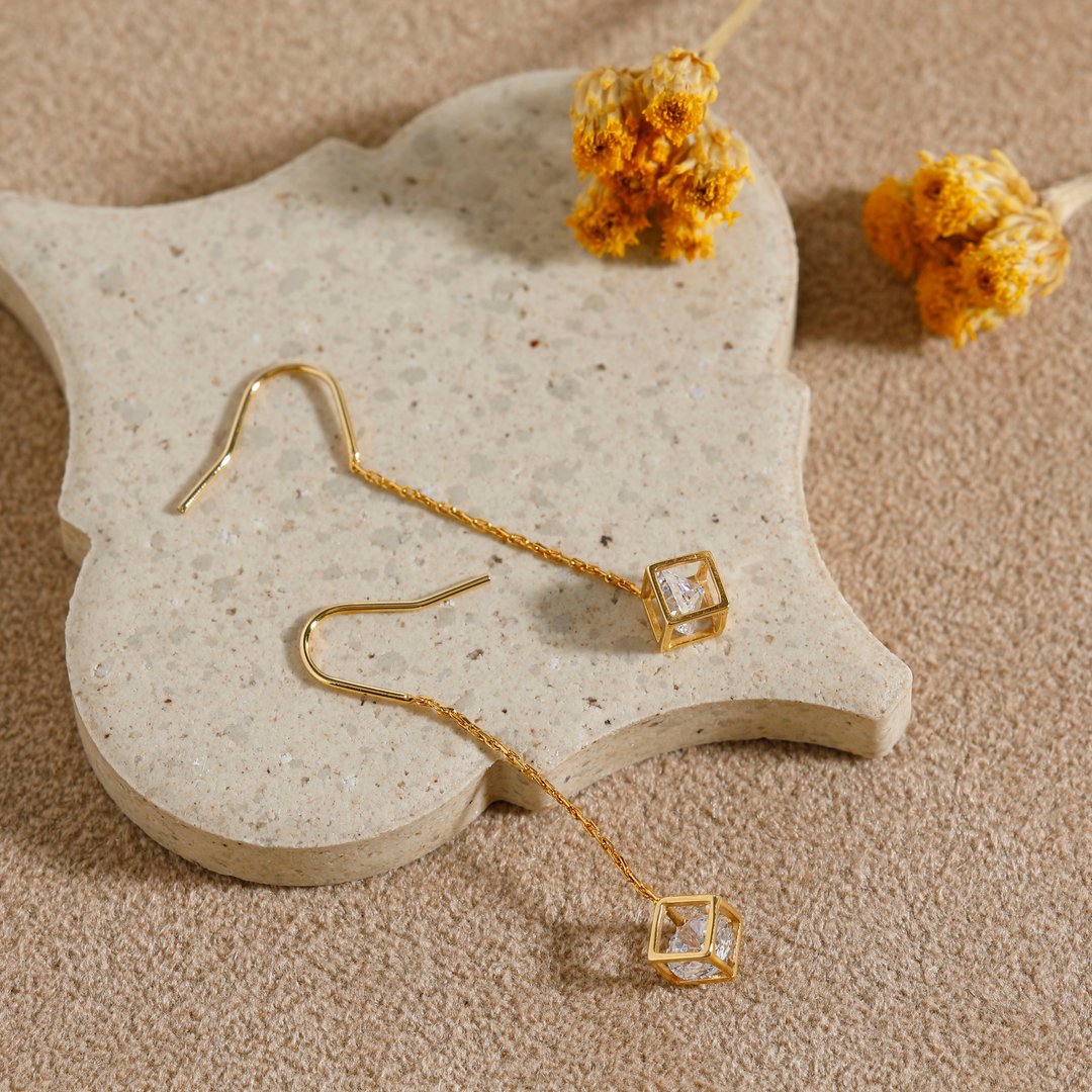 sway-cube pierced earring GD 无镍耳环 摇摆的立方体 简约时尚设计 金色 - 耳环/耳夹 - 其他金属 金色
