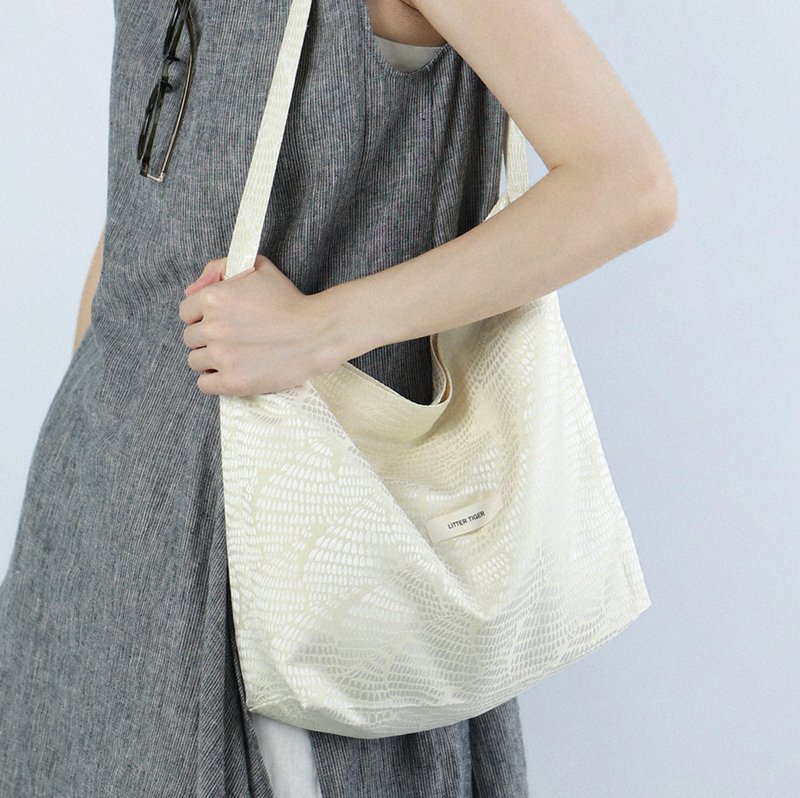 【叶影】森系复古文青/浅色系肌理感百搭单肩布包 - 侧背包/斜挎包 - 其他材质 白色