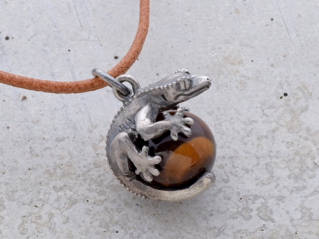 Crested Gecko jade pendant with tiger eye or bronzeite leather strap necklace - 项链 - 其他金属 银色